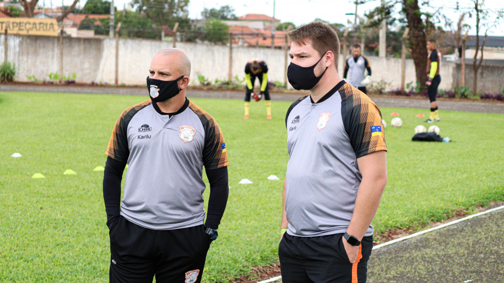 Treinador Rodrigo Casagrande e o Massagista João Miguel - Foto: João Victor Bulhak