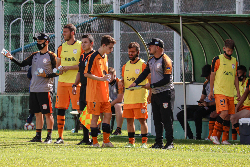 Treinador Rodrigo Casagrande passando instruções para João Felipe - Foto: João Victor Bulhak