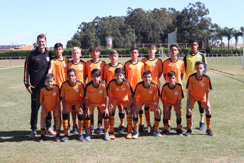 Equipe sub-14 do EC Laranja Mecânica Arapongas que vai viajar para a Holanda - Foto: João Victor Bulhak